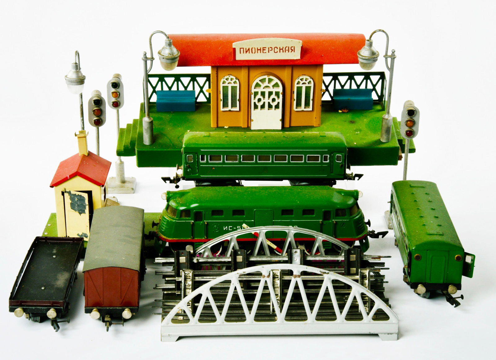 Eisenbahnanlage, Lok, Wagen, Bahnhof + Zubehor, UDSSR (1 of 1)
