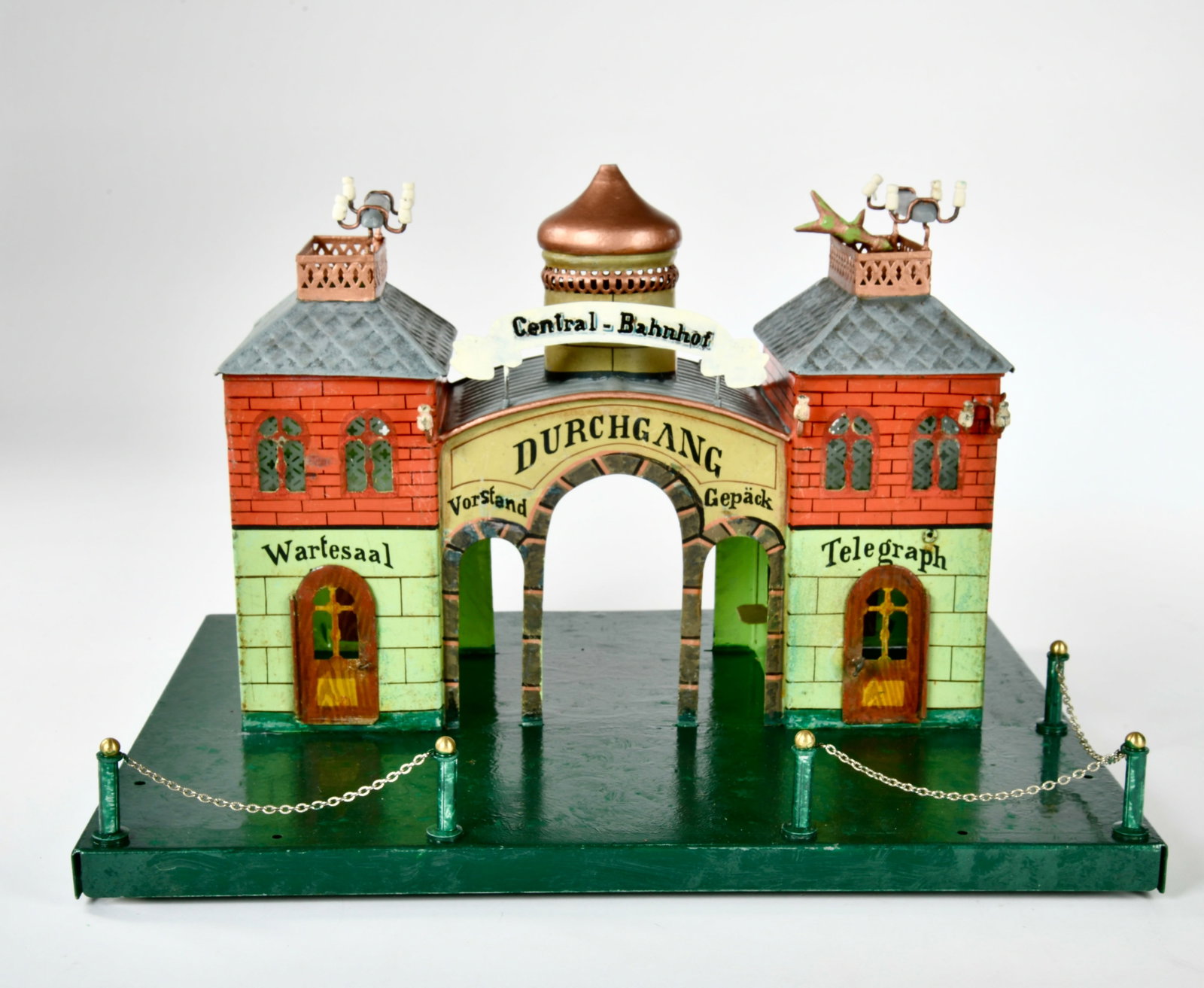 Marklin, Central Bahnhof: Marklin, Central Bahnhof, 42x33x28 cm, Blech, restauriert, Grundplatte ersetzt