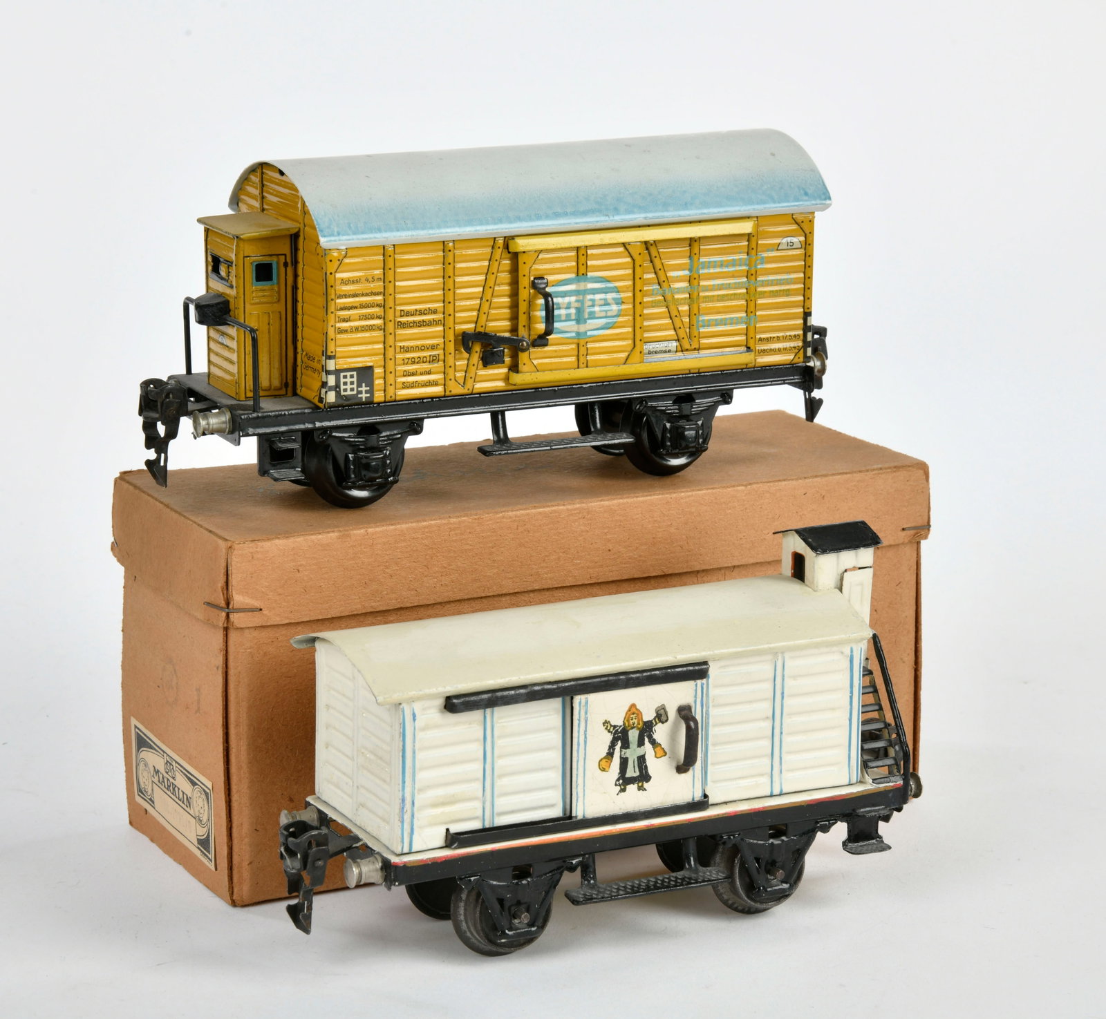 Marklin, Bierwagen "Munchner Kindl" & Bananenwagen: Marklin, Bierwagen "Munchner Kindl" & Bananenwagen, Germany VK, Spur 0, Blech, 1x Okt, Bierwagen ausgebesserrt, sonst Z 1-2