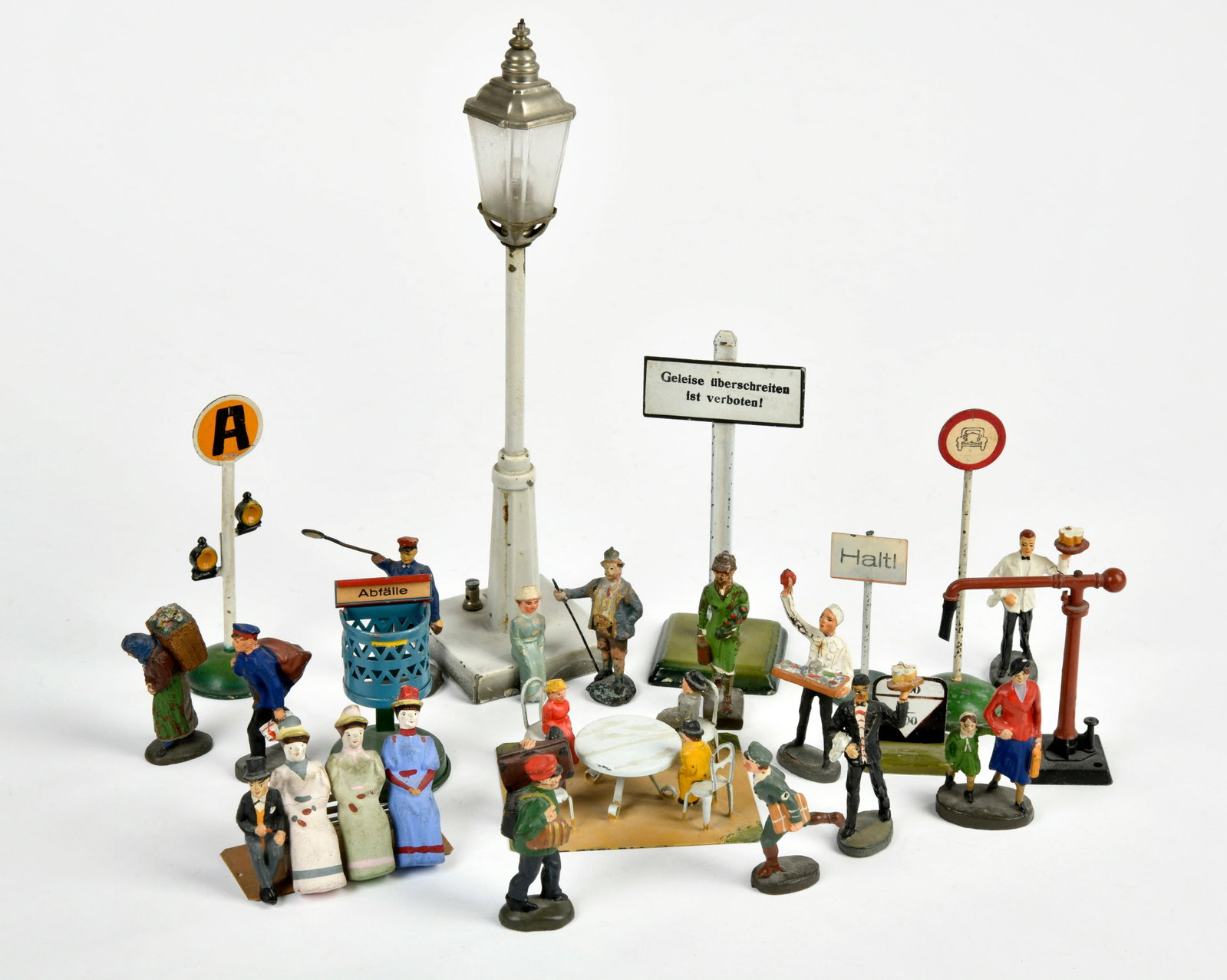 Marklin, Elastolin, Eisenbahn Zubehor, Figuren, Sitzgruppe, Laterne etc.: Marklin, Elastolin, Eisenbahn Zubehor, Figuren, Sitzgruppe, Laterne etc., Spur 0, meist Z 1-2