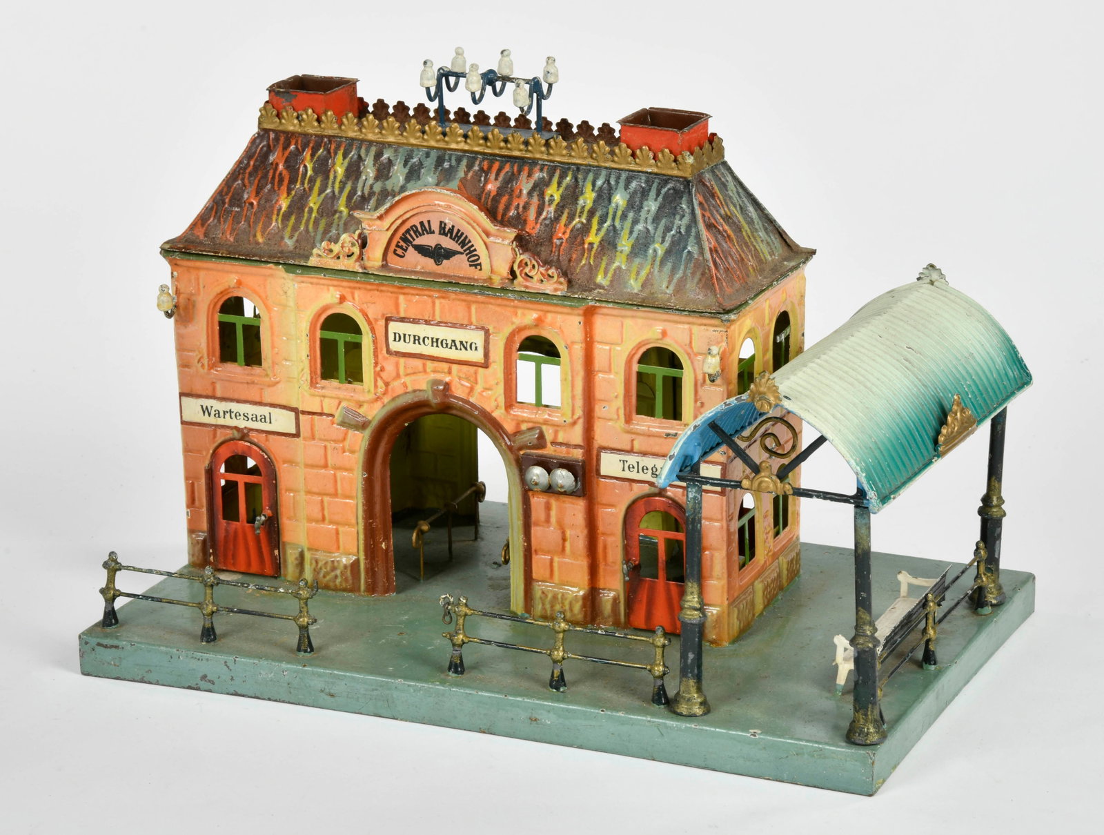 Marklin, Bahnhof 2011 mit Seitenhalle: Marklin, Bahnhof 2011 mit Seitenhalle, Germany VK, 31x34x30 cm, Spur 0, Blech, altersbedingte LM
