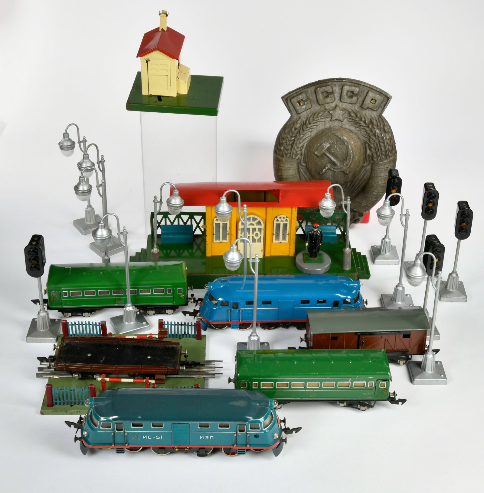 UdSSR Eisenbahnset (Elektritschka): UdSSR Eisenbahnset (Elektritschka), 1950-60er Jahre, Spur 0, mit Lokomotive, Bahnhof, Schienen und umfangreichem Zubehor zum Elektrobetrieb, in Holzboxen, bitte besichtigen, nur fur Selbstabholer