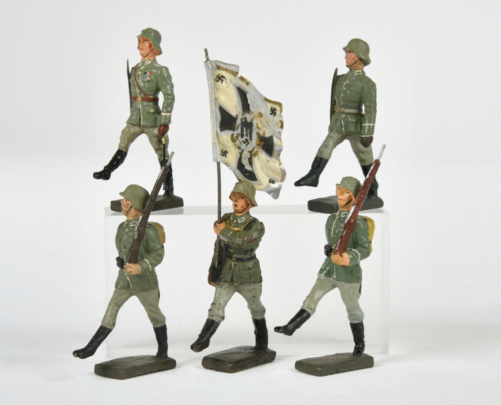Lineol, 5 Soldaten im Stechschritt, 1x Fahnentrager: Lineol, 5 Soldaten im Stechschritt, 1x Fahnentrager, Germany VK, 7,5 cm, Masse, teilw. ausgebessert, Z 2