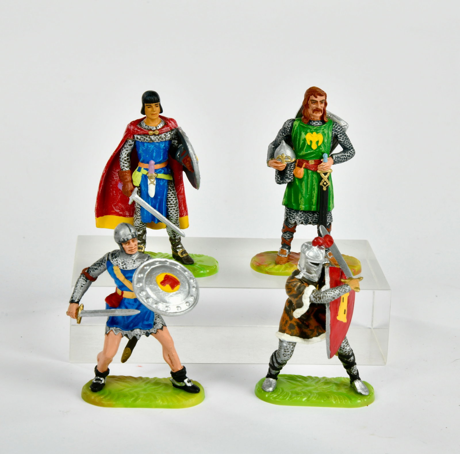2 x Elastolin, 2 x Preiser, 2 x Prinz Eisenherz, Ritter Gawain, Arn von Ord: 2 x Elastolin, 2 x Preiser, 2 x Prinz Eisenherz, Ritter Gawain, Arn von Ord, W.-Germany, Kst., 7 cm, Z 1