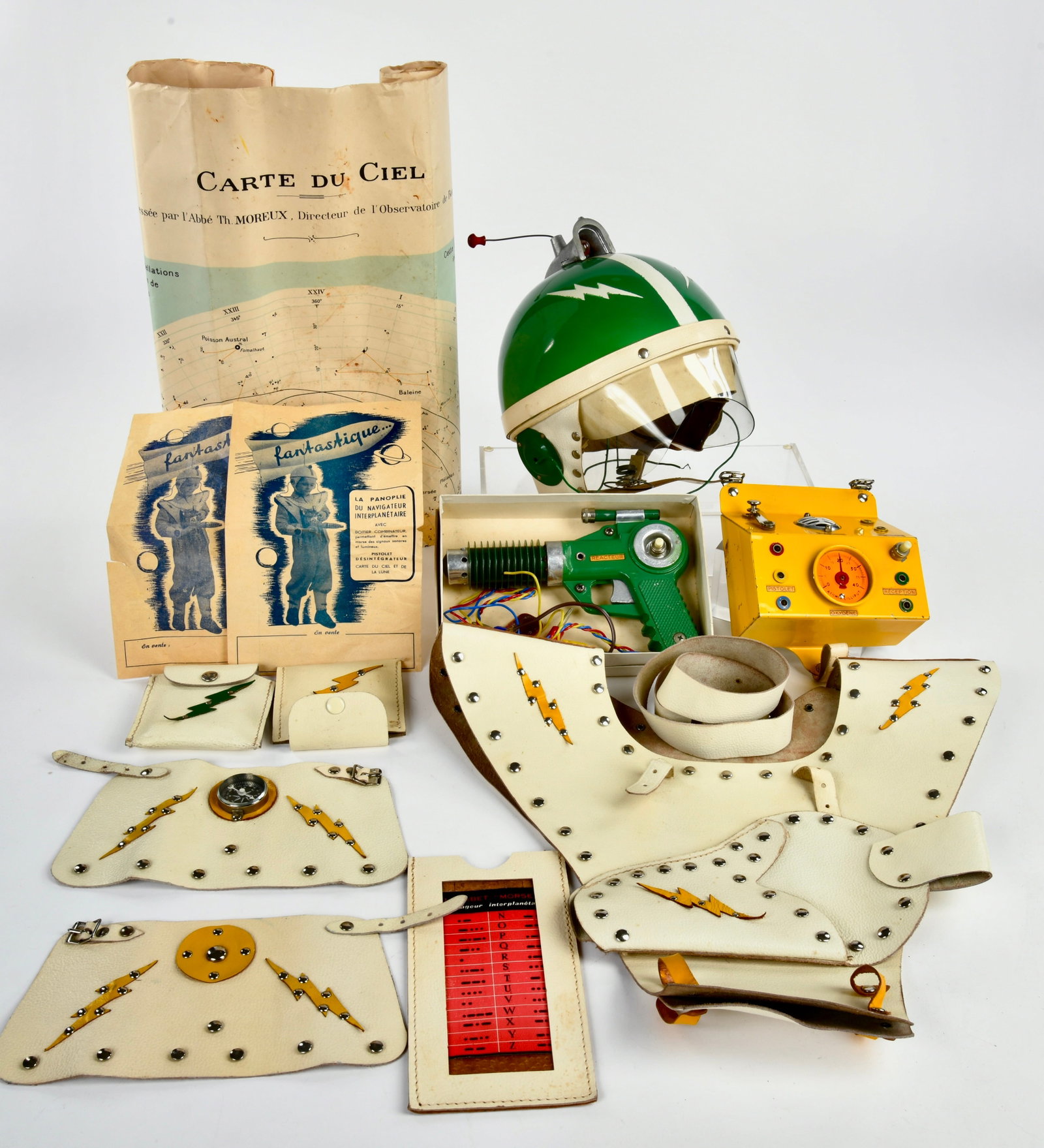 Massilia Toy, Space Kostum, La Panoplie Du Navigateur Interplanetaire: Massilia Toy, Space Kostum, La Panoplie Du Navigateur Interplanetaire, 1954, Frankreich, GemBw, mit Space Gun aus Druckguss, teilw. Okt, komplett, ausser Beinschienen, Funktion nicht gepruft, sehr gut