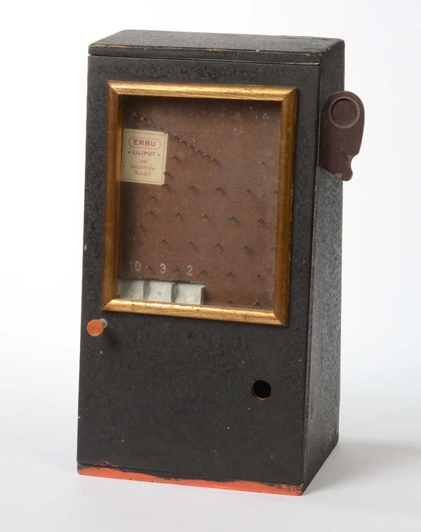 Slot Machine Erbue: English: Slot Machine Erbue, timber, cracks in rear side, complete? Deutsch: Spielautomat Erbü, H 38 cm, Holz, Rückseite mit Rissen, komplett?, (3100)