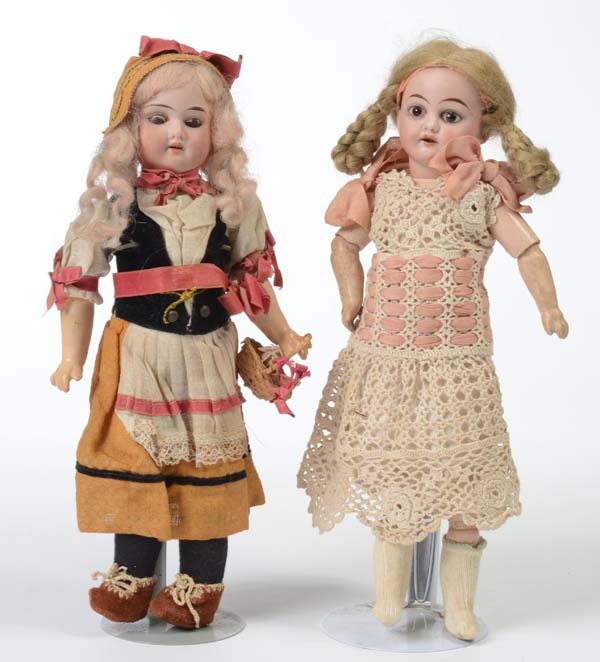 Doll: English: 2 Dolls with Head out of Porcelain, Germany prewar, 1x small crack on right eye, otherwise good condition Deutsch: 2 Porzellankopfpuppen, AM 390 / Carl Knoll, Germany VK, 30 cm, 1x kleiner Ri