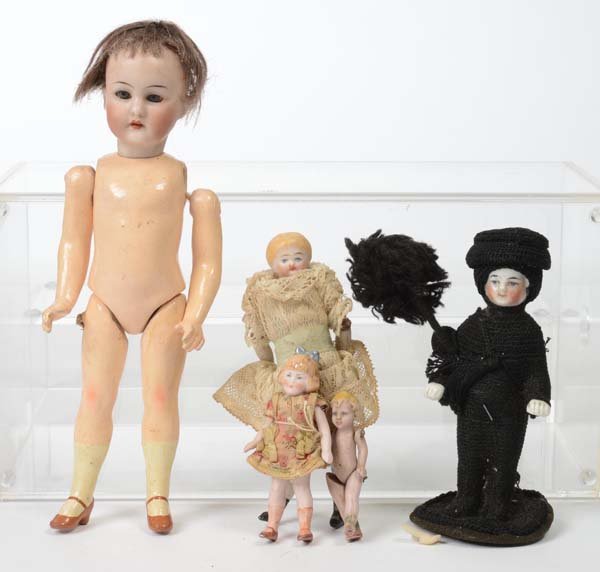 Dolls: English: 5 little dolls, Germany, 2x Biedermeier, most in good condition Deutsch: 5 kleine Puppen, Germany, 6-20 cm, 2x Biedermeier, meist gut, (6)