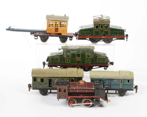 Maerklin: English: Maerklin, 3 Lococ + 3 Wagon, gauge 0, condition 2-/4+, for restoration Deutsch: Märklin, 3 Loks + 3 Wagen, Spur 0, Z 2-/4+, zum Restaurieren, (6)