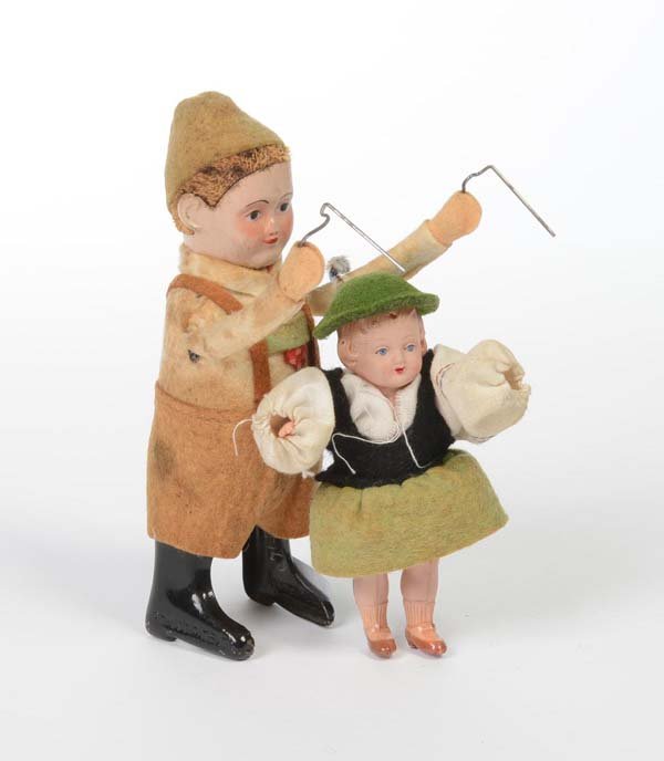 Schuco: English: Schuco, Boy (Seppel) with girl, Germany prewar, mixed material, windup ok, girl loose, otherwise good, condition 2 Deutsch: Schuco, Junge (Seppel) mit Mädchen, Germany VK, 14cm, Gemischtbauw