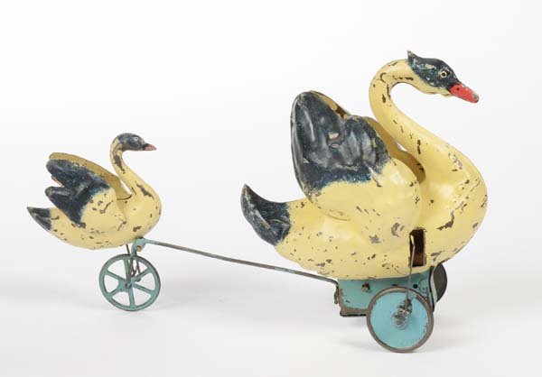 Guenthermann: English: Guenthermann?, swan with young one, Germany prewar, tin, wind up hooks (slightly), Z 2 Deutsch: Günthermann?, Schwan mit Jungem, Germany VK, 22 cm, Blech, Uhrwerk hakt etwas, Lackmängel, Z