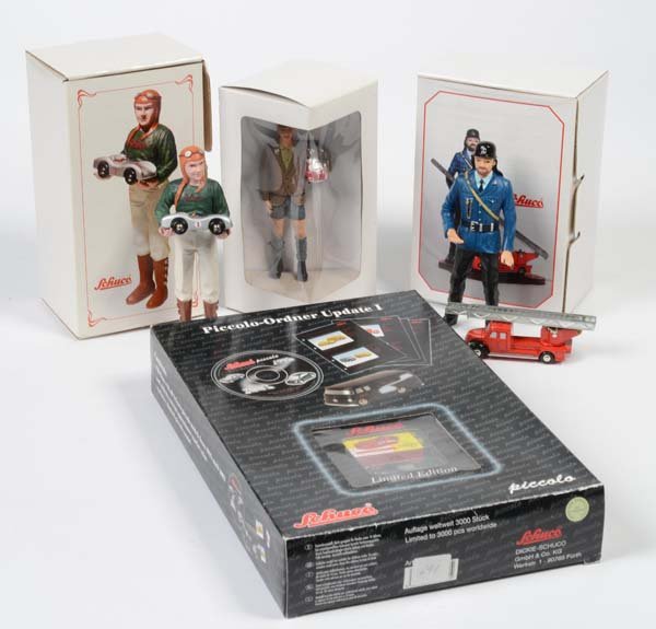 Schuco: English: Schuco, 3 Figures with Piccolos + Piccolo Folder Update I, diecast, original box condition 1, condition 1 Deutsch: Schuco, 3 Figuren mit Piccolos + Piccolo Ordner Update I, Boxen 18-29 cm, Dr