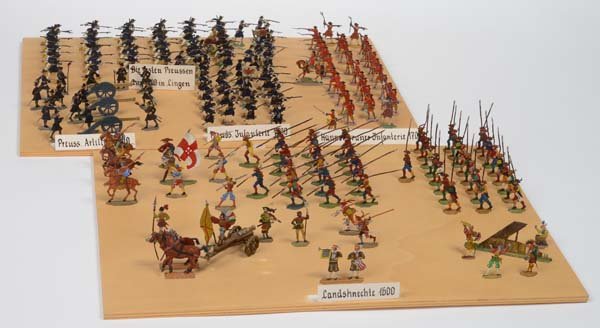 Pewter Figures: 2 Displays with Pewter Figures, museums liquidation, C 1-2