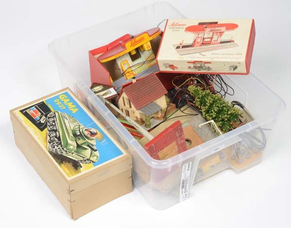 Schuco: Schuco, Varianto: Petrol Station, Crossing, Accessory + 1 Gama Box, US Z. Germany + W.-Germany, tin + plastic, good condition