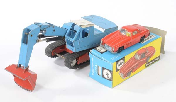 Siku/Strenco: Siku/Strenco, Mercedes 300 SL + Digger, W.-Germany, diecast, paint damage, C 1-/2-
