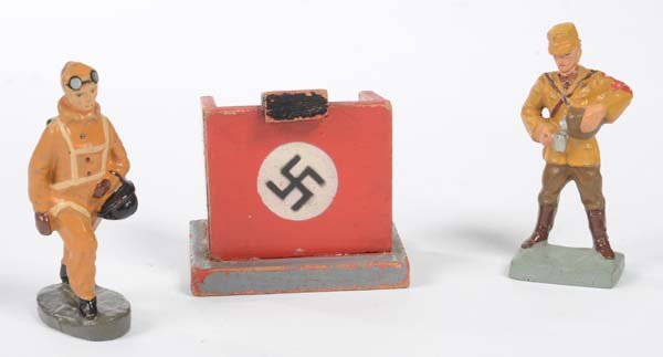 Elastolin/Lineol: Elastolin/Lineol, Speaker's Desk + Pilot + SA Figure, Germany pw, composite, speaker's desk C 2, figures C 1