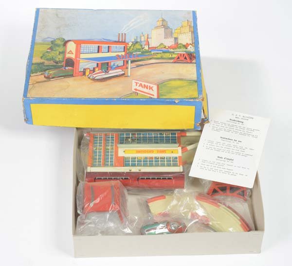 Hoefler: Hoefler, Game Petrol Station, US Z. Germany, tin, clockwork ok, min. paint d., box C 2- (lower part new), C 2