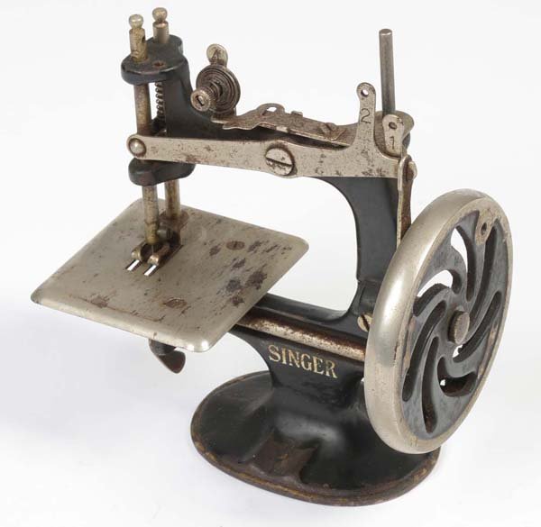 Singer: Singer, Childrens Sewing Machine, Germany prewar, paint damage, condition 3-