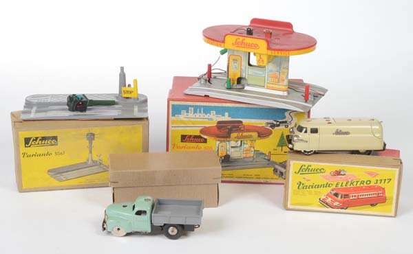 Schuco: Schuco, Varianto Traffic Light, Petrol Station + 2 Cars, W.-Germany, box C 1-/2, C 1-/2