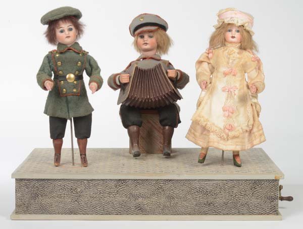 Slot Machine: Slot Machine, 3 dolls with music box, heads out of porcelain, slightly dusty, otherwise good