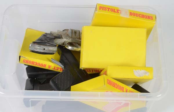 FAJ: FAJ, Bundle Pistols: Lone Star Cisco Kids + 17 Pistols, France, plastic, 1x rust d., box 7y C 2, mixed condition