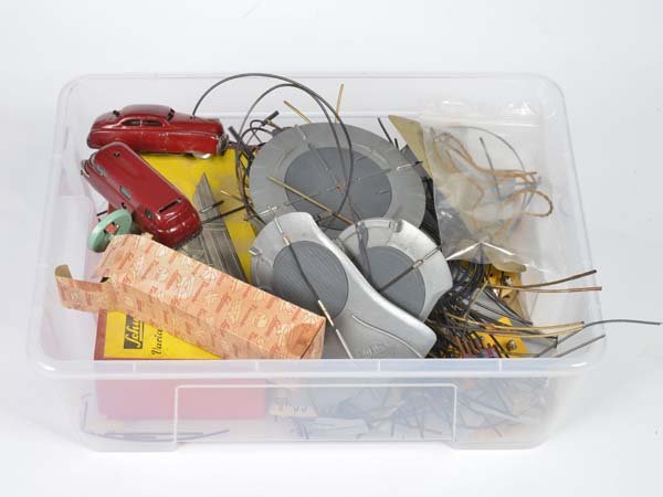 Schuco: Schuco, Konvolut Varianto: 2 Cars, customs house and accessories, mostly good condition