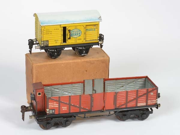 Marklin, Bananenwagen + offener Gueterwagen: Marklin, Banana Waggon + open Freight Car, gauge 0, Germany pw, min. paint d., C 2/ 2+