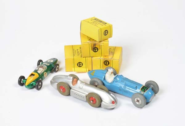Dinky Toys, 3 Rennwagen + 4x Ersatzreifen (1 of 1)