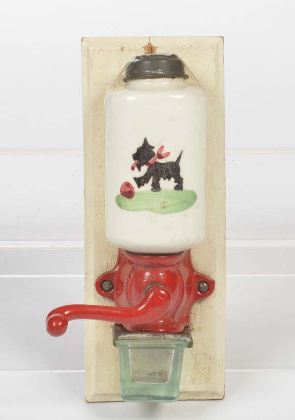 Kaffeemuehle fuer Puppenstube auf Holzbrett (1 of 1)