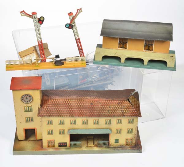 Marklin, Bing u.a.: Gueterschuppen, Bahnhof + Zubehoer: Marklin, Bing a.o : Freight Shed, Railway Station + Accessories, Germany pw, gauge 0/1, mixed condition, treasure trove, please inspect