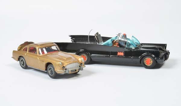 Corgi Toys, James Bond Aston Martin + Bat Mobil: Corgi Toys, James Bond Aston Martin + Bat Mobil, England, 1:43, diecast, 1x min. paint d., C 1/1-