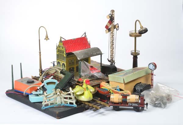 Konvolut Blechspielzeug, Eisenbahnzubehoer u.a. (1 of 1)