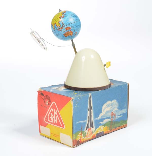 Koehler, Weltkugel mit Rakete (1 of 1)