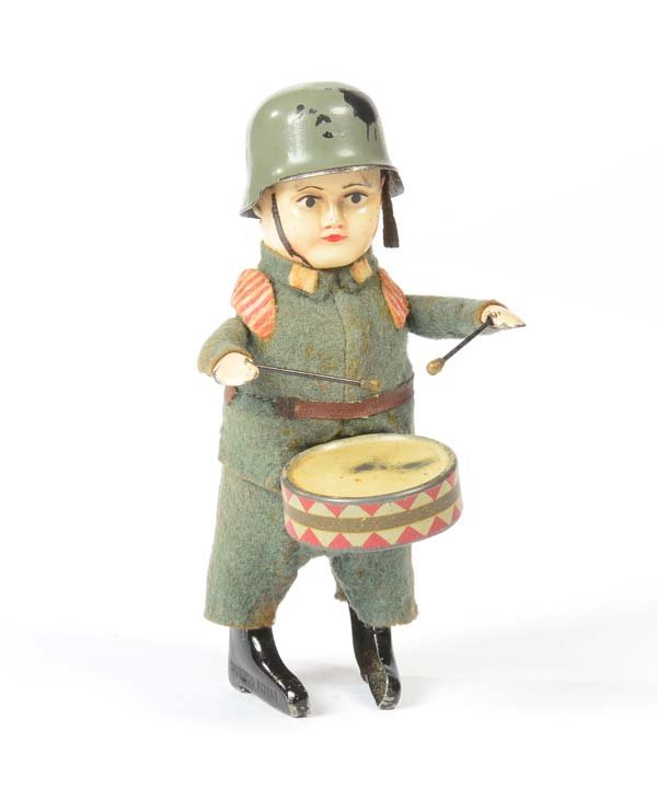 Schuco, Wehrmachtssoldat mit Trommel: Schuco, Wehrmachtssoldat mit Trommel, Germany, 12 cm, UW ok, LM, min. fleckig, Z 2