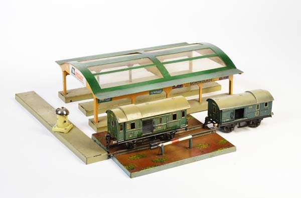 Marklin, Bahnuebergang, Halle + Zubehoer (1 of 1)