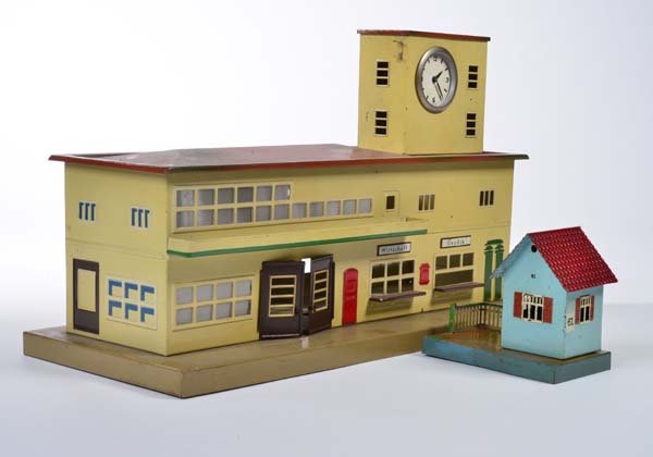Marklin, Bahnhof mit Uhr + kl. Bahnwaerterhaus (1 of 1)