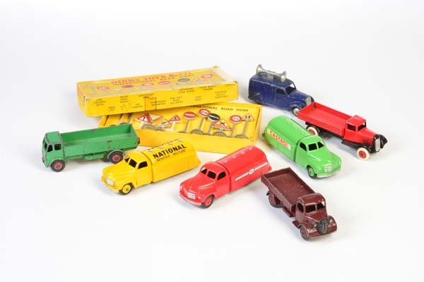Dinky Toys, 7 Fahrzeuge + Schilder Set (1 of 1)