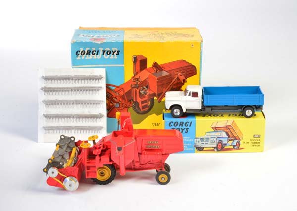 Corgi Toys, 1111 Massey Ferguson 700 Maehdrescher + (1 of 1)
