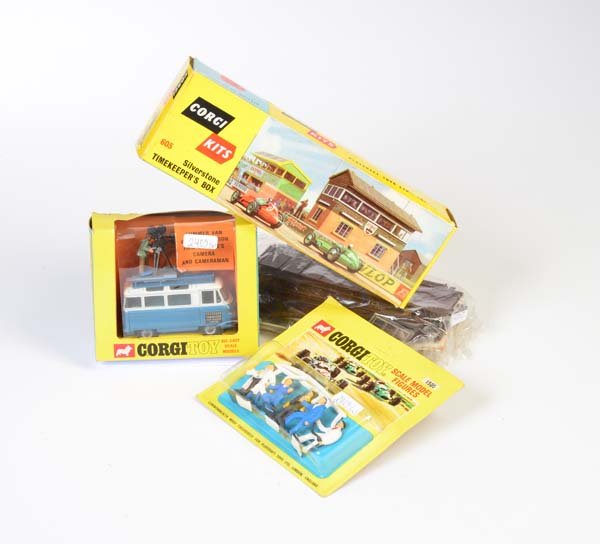 Corgi Toys, 6 Figuren, Kamerawagen Commer Van + (1 of 1)