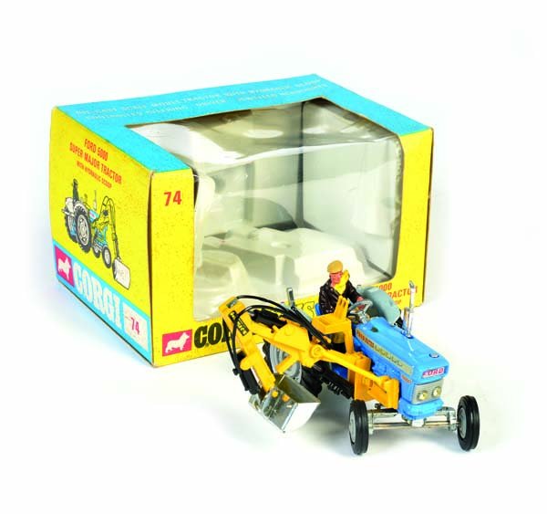 Corgi Toys, Ford 5000 Traktor mit seitlicher Schaufel: Corgi Toys, Ford 5000 Tractor with shovel at the side in blister, England, 1:43, diecast, box C 1-2 (slightly dirty), C 1