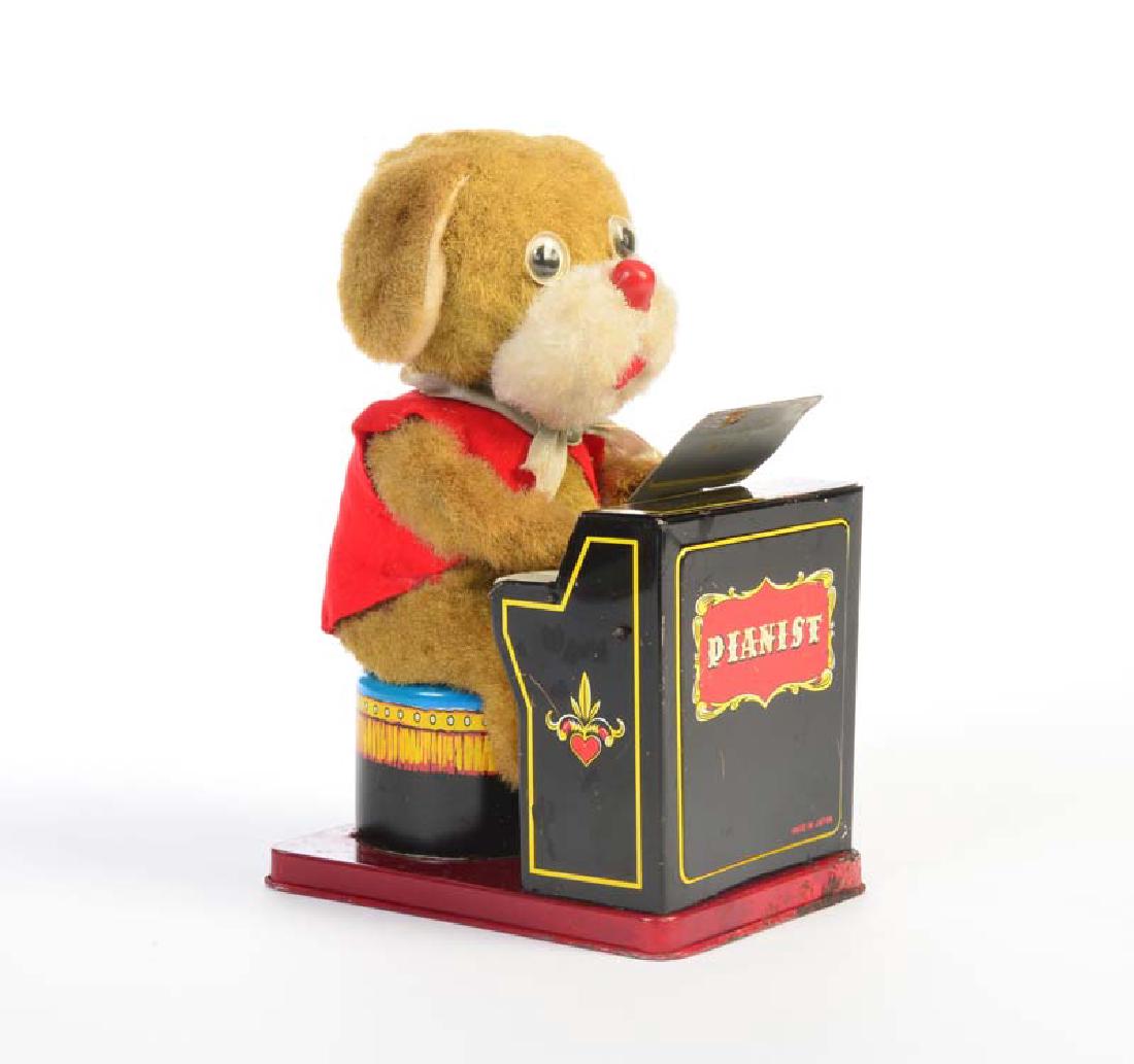 Hund als Pianist: Dog as Piano Player, bat. drive + funct. ok, paint d. on socle, C 2-