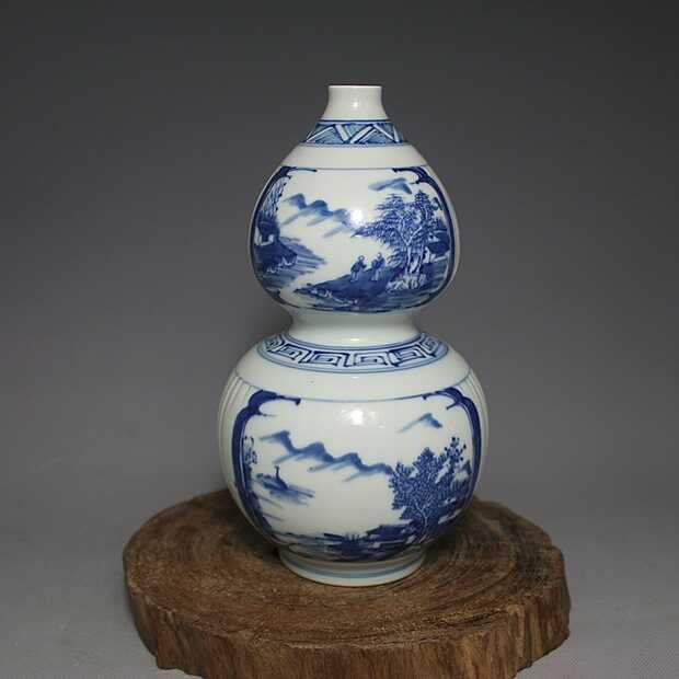 Kangxi period B/W Porcelain vase (1 of 5)