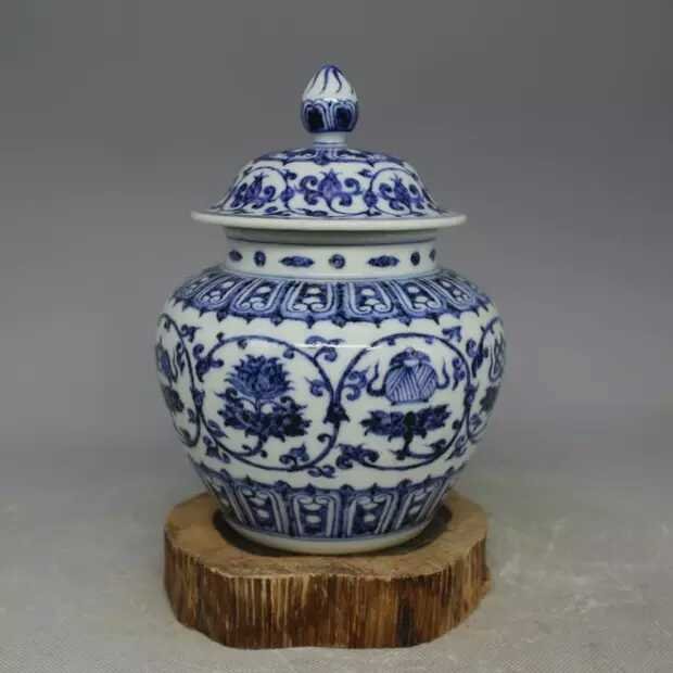 Chinese blue and white cover jar (1 of 3)