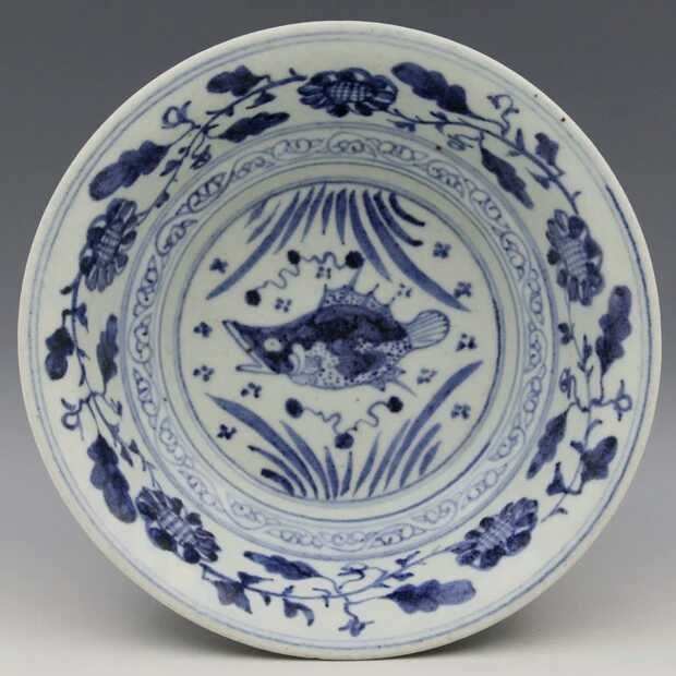 Great Ming dynasty B/W porcelain dragon plate (1 of 3)