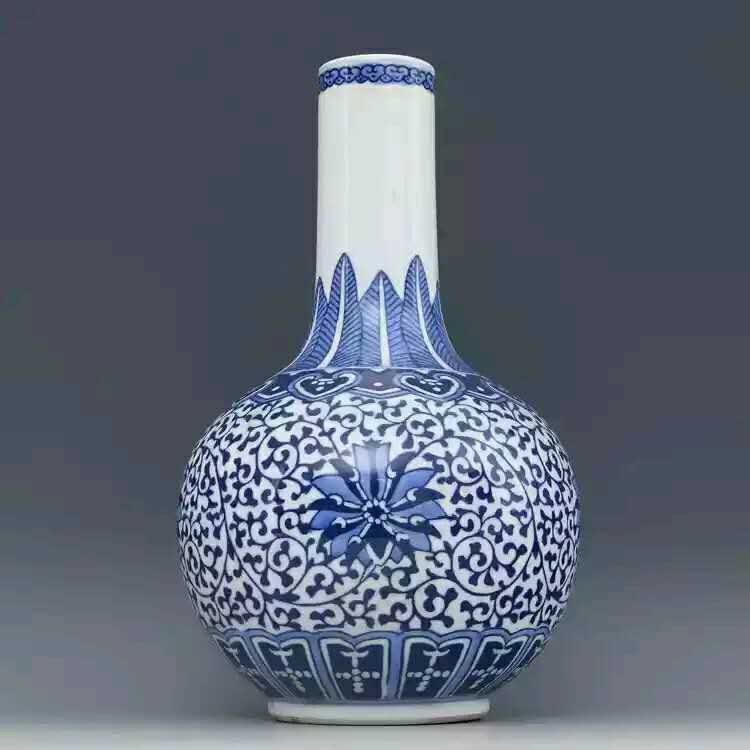 Large Chinese B/w porcelain vase (1 of 3)
