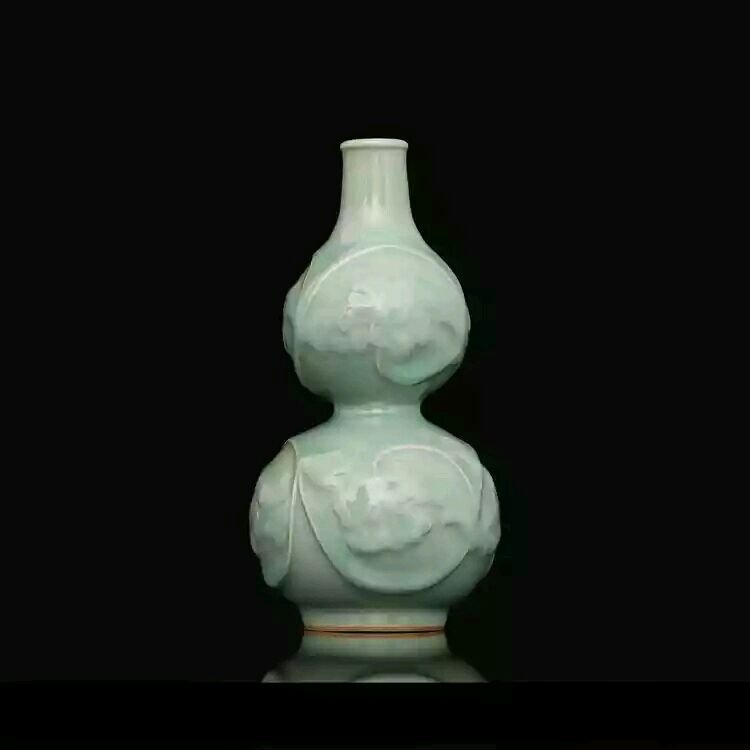 A  celadon  Chinese double gourd shape porcelain vase (1 of 4)