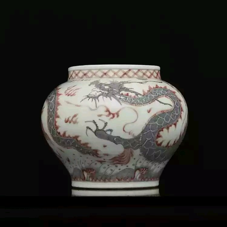Excellent Chinese famille rose porcelain dragon jar: Ming dynasty Chinese famille rose porcelain dragon H 11 in.
