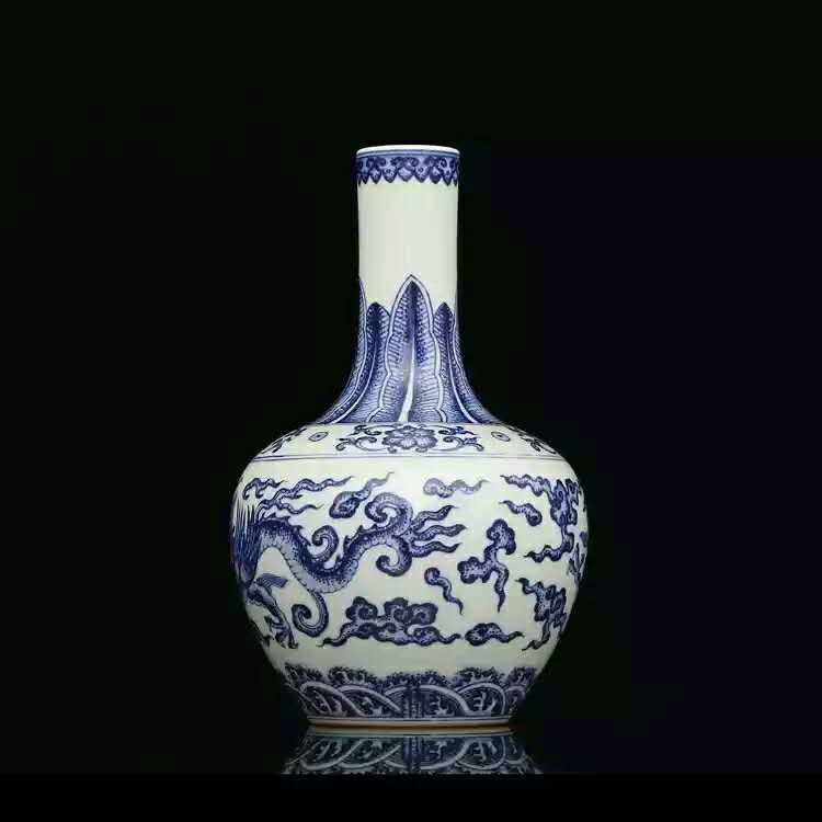 Qianlong marked Chinese  B/W  porcelain vase (1 of 4)