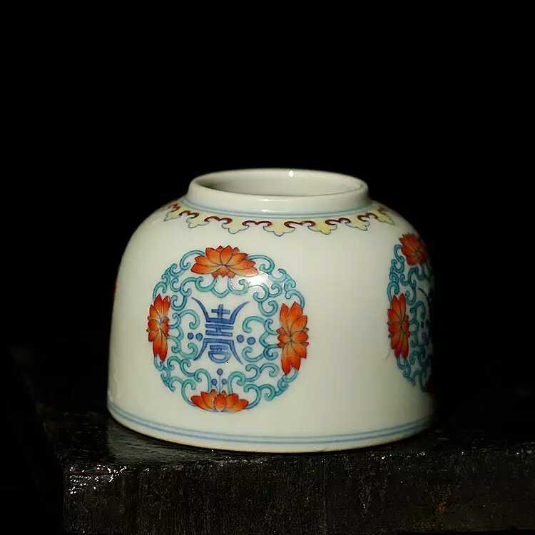 Yong zheng mark Chinese porcelain vase (1 of 3)