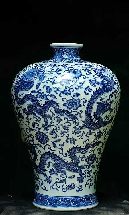 Large Chinese B/W porcelain vase (1 of 4)